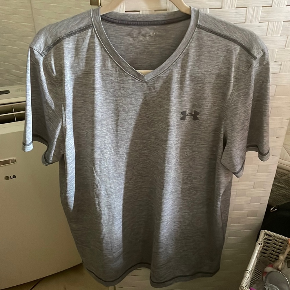 Under Armour exercise T-shirt in excellent condition!